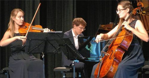 Mit Blicken halten sie Kontakt: (von links): Marita Hörberg, Thomas Schuch und Katarina Schmidt.Foto  Janka