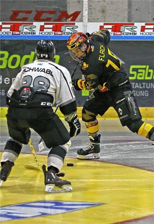 Mit dem Puck elegant vorbei am Gegner: die Aibdogs haben für die kommende Saison ein klares Ziel, die Play-offs.