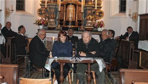 Mit einem stimmungsvollen Programm unterhielt Josef Brandl in der Kirche in Maximilian. Ihm zur Seite stand Annette Brandl.Foto  sutherland