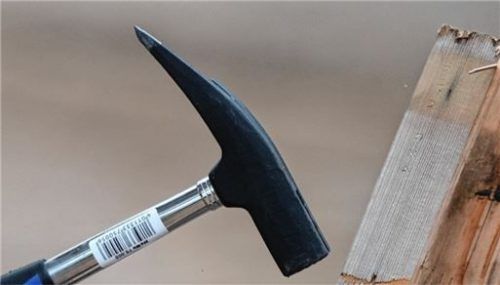 Mit einem Zimmermannshammer wie diesem ging ein Mann auf einem Flohmarkt in Rosenheim auf einen Verkäufer los. Foto dpa