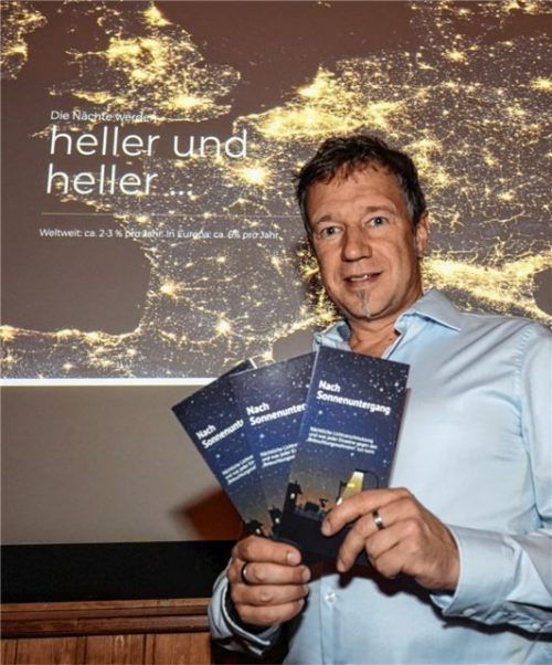 Mit Flyern macht der Rimstinger Manuel Philipp Werbung für sein Engagement gegen die sogenannte Lichtverschmutzung. Foto Bodmer