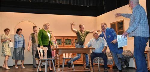 Mit vollem Einsatz sind die Laienschauspieler bei den Proben dabei.