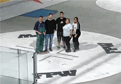 Mitglieder des Fanprojekts nach getaner Arbeit: Das Vereinslogo ziert jetzt einen Bullypunkt in der Raiffeisen Arena.Fotos  privat