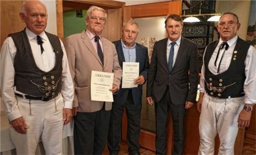 Mitglieder geehrt: Zweiter Vorstand Rupert Mitterberger (von links), Josef Unterforsthuber und Georg Bollner, Bürgermeister Herbert Heiml und Vorsitzender Peter Christan.