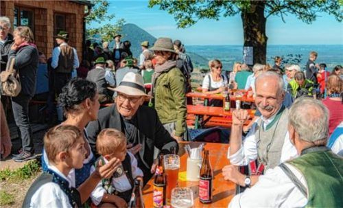 Mitten unter den Wallfahrern: Weihbischof Dr. Bernhard Haßlberger (mit weißem Strohhut) und Dekan Helmut Kraus.Fotos : johann thomae