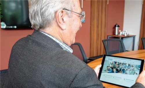 Mühldorfs Landrat Georg Huber nimmt die neue Website in Augenschein. Foto  Lra