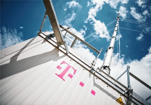 Noch steht er nicht, der Funkmast, den die Telekom im Gemeindegebiet von Aschau errichten will. Gegen das Vorhaben, den Masten im Ortsteil Waldwinkel zu realisieren, regt sich Bürgerprotest. Der Gemeinderat hat den Standort einstimmig abgelehnt. Doch die Kommune ist nicht Herr des Verfahrens.Foto  dpa