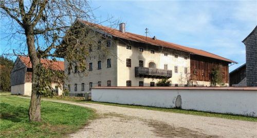 Ort des Geschehens: Seit fast 200 Jahren besteht der „Harrecker Hof“ in Ischl. Im Wohn- und Wirtschaftstrakt sollen jetzt Wohnungen eingebaut werden. Darüber hinaus sollen zwei weitere Neubauten entstehen.Foto Rasch