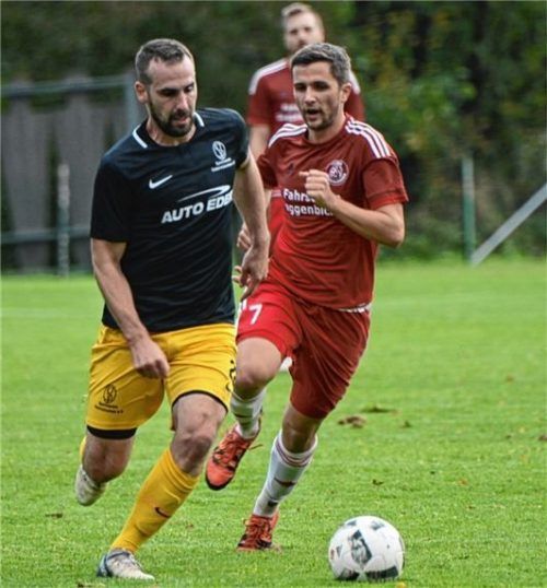 Ostermünchens zweifacher Torschütze Matthias Huber enteilt hier Großholzhausens Maxi Schober.