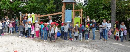 Pater Bernhard Stiegler segnete das neue Klettergerüst inmitten der Kinder und einiger Eltern sowie im Beisein von Kita-Leiterin Ilse Bahner und Kita-Verbund-Leiter und ehemaligen Kirchenverwaltungsmitglied Walter Weiß, die sich für die Anschaffung besonders ins Zeug gelegt hatten. Foto  Bachmaier