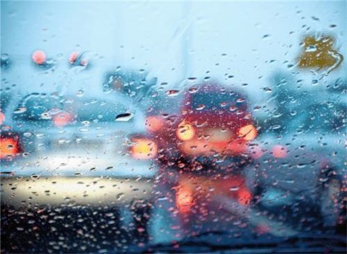 Permanent Regen auf der Windschutzscheibe ist anstrengend für Fahrer. Foto amp.net/Toyota