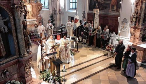 Pfarrer Dr. Hans Huber und Pater Paul John Vadakumbadan (Bildmitte) wurden im Rahmen eines Festgottesdienstes in ihr Amt eingeführt. Foto Musik