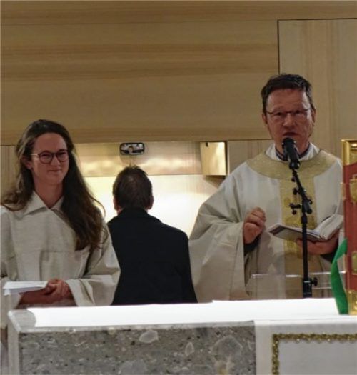 Pfarrer Maurus Scheurenbrand begrüßt Barbara Huber in Wiederkunft Christi. Foto re