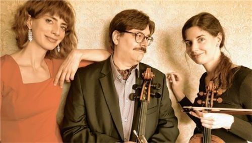 Pianistin Cording, Cellist Peer Christoph Pulc und Geigerin Karla Maria Cording spielen in Töging.Foto  Tom Kohler