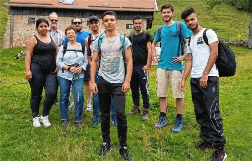 Renate Grube (Dritte von links) mit Helfern und Schützlingen bei einem Ausflug in die Berge.Foto re
