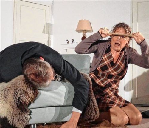 Richter Wargrave (Hermann Polzer) hat’s erwischt. Die Sekretärin Vera Elizabeth Claythorne (Doris Thomas) ist außer sich.Fotos  Meier