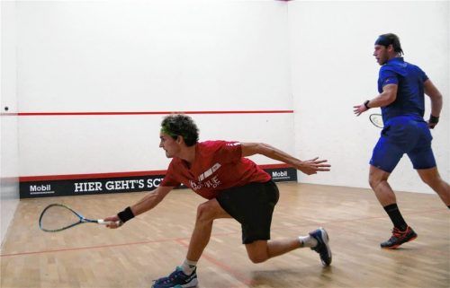 Rudi Rohrmüller (rechts) jagt Valentin Rapp mit Übersicht von Ecke zu Ecke.Foto  DSQV – Lennard Jessen