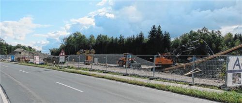 Ruhestelle statt Baustelle:  An der Rosenheimer Westtangente, auf Höhe „Öllerschlössl“, wird derzeit kaum gearbeitet.Foto Baumann