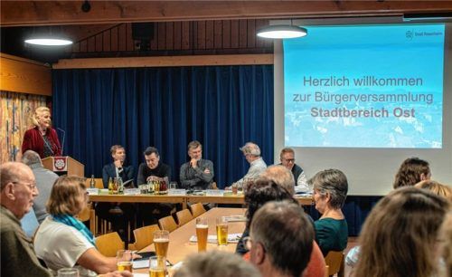 Rund 100 Teilnehmer kamen zur Bürgerversammlung im Rosenheimer Stadtteil Kastenau: Das Stichwort Verkehr sorgte für lebhafte Diskussionen. Foto Thomae