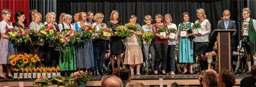 Rund 30 festangestellte Mitarbeiter hat das Sozialwerk Stephanskirchen heute. Sie alle bemühen sich, den Ursprungsgeist einer individuellen Hilfe von Mensch zu Mensch auch in Zeiten einer vorgeschriebenen minutengenauen Abrechnung hochzuhalten. Rechts außen ist der Erste Vorsitzende Dr. Manfred Daxer (am Pult) sowie Dritter Vorsitzender Martin Baierl. Fotos Thomae