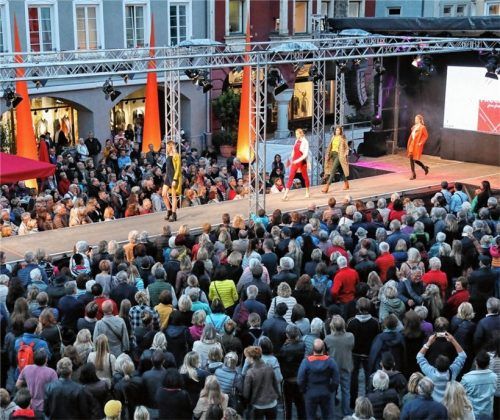 Rund um die Mode: Auf dem Rosenheimer Max-Josefs-Platz finden am Freitag, 4. Oktober, ab 18 Uhr, zwei Open-Air-Modeschauen statt.