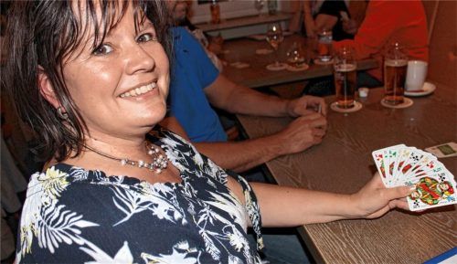 Sabine Frischke ist eine der wenigen Skatspielerinnen, die nicht von der anderen Seite des Weißwurst-Äquators kommen. Die gebürtige Mühldorferin wurde von ihren Eltern überredet, Skat zu spielen. „Aber jetzt bin ich schon lange mit dem Virus infiziert. Ihn wieder abzuschütteln, wäre gar nicht so leicht“, sagt sie.Fotos  Huckemeyer