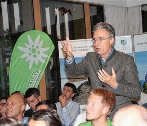 Sachrangs Bürgermeister Peter Solnar übte deutliche Kritik am ÖPNV-Angebot in Bayern.