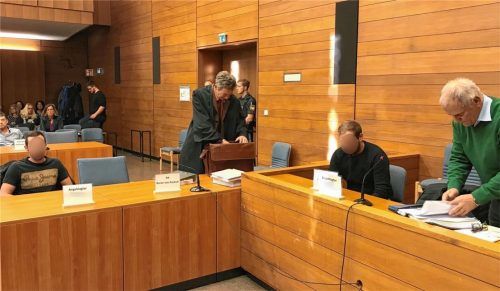 Sagten beim Prozessauftakt aus: Daniel R. (links), hier mit seinem Anwalt Harald Baron von Koskull (Mitte), und Sebastian M. (Zweiter von rechts), anwaltlich vertreten von Andreas Michel (rechts), müssen sich seit gestern im Berufungsprozess unter anderem wegen fahrlässiger Tötung verantworten. Fotos Weinzierl