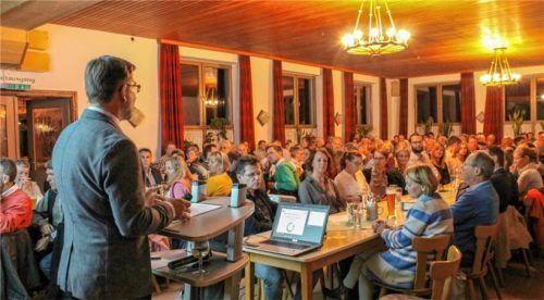 Schechens Bürgermeister Hans Holzmeier berichtete bei der Bürgerversammlung über das Gemeindegeschehen.Foto heinz