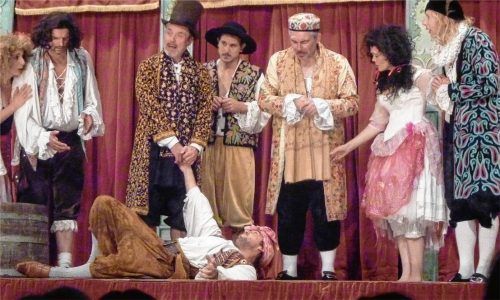 Schlussbild einer saftigen Komödie: Der Drahtzieher Scapin (Kilian Löttker) am Boden zerstört? Mitnichten! Auch wenn das Ensemble des Neuen Globe Theaters Potsdam noch so spöttelt.Fotos Gärtner