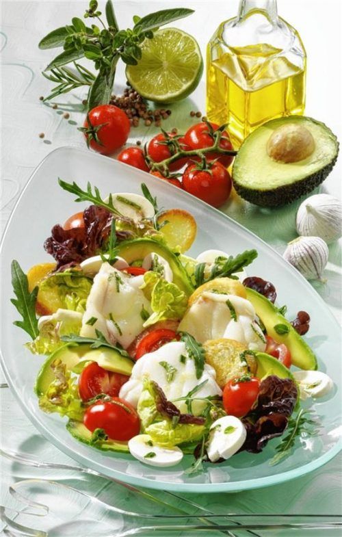 Schmackhaft und bekömmlich: Seeteufelmedaillons mit Blattsalaten und Avocado. Foto Wirths PR