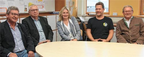 Schulamtsdirektor Johann Wax, Bürgermeister Gerhard Forstmeier, der Mitarbeiter in der Schulleitung Olaf Ströbel und Bürgermeister Norbert Strahllechner (von links) begrüßten die neue Rektorin Sabine Wichmann an der Grund- und Mittelschule Gars. Foto MÜnch