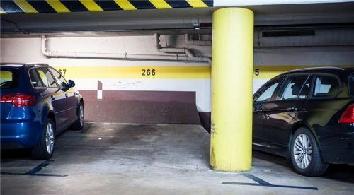 Schwierig zu treffen: Dieser Parkplatz liegt auf einer Rampe und wird zudem von einer Säule und einer Schräge vor der Wand begrenzt.Foto Auto-Medienportal.Net/ADAC