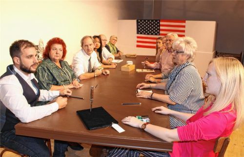 Sehr unterschiedliche Charaktere prallen aufeinander im Gerichtsstück „Die zwölf Geschworenen“, die über einen Mörder urteilen sollen. Oder ist der Mann unschuldig? Seit Juli proben die Mitglieder der Theatergruppe Kraiburg für ihren großen Auftritt.Foto  Sutherland