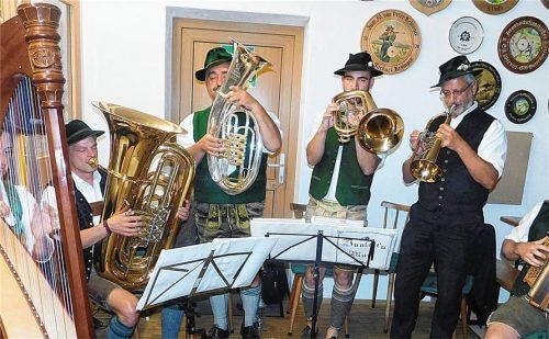 Seit 30 Jahren in veränderlichen Besetzungen spielt die „Innleit´n Musi“ mit Doris Schwarzenböck, Stefan Huber, Franz Schwarzenböck, Franz Schwarzenböck junior, Josef Huber und Tobias Lerner für ihre Freunde.Foto Unterforsthuber