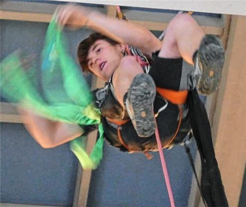 Sicherheit ist alles: Lorenz Kronast (19) bereitet die Sicherung vor.