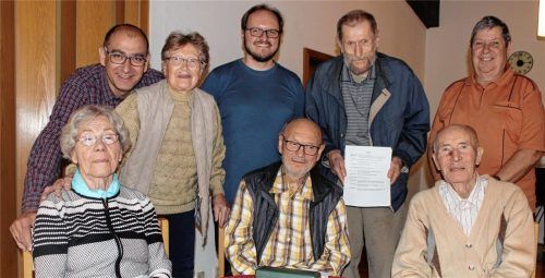 Sie gehören zum „Bunten Brettl“, der neuen Theatergruppe im Adalbert Stifter Seniorenwohnen (von links) Susanne Boehm, Heimleiter Hubert Forster, Elisabeth Weisgerber, Spielleiter Mike Sobotka, Kurt Hommel, Jaruslav Selinger, Waldemar Hermann und Volker Rohra.Foto  Huckemeyer