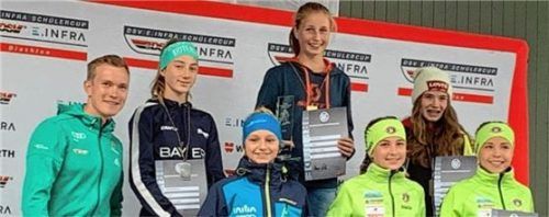 Siegerehrung der S14 weiblich mit Benedikt Doll (links): Leni Dietersberger (SC Traunstein), Annalena Knab (SC Partenkirchen), Annika Dietrich (SC Gütenbach, hinten von links), Rosa Strobel (SSV Altenberg), Antonia Schramm, Inga Ducke (beide WSV Oberhof, vorne von links).