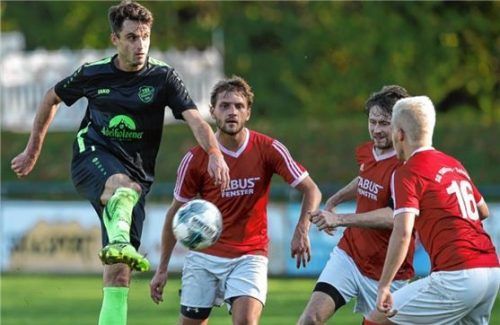 Siegsdorfs Jonas Neuhofer wird gleich von drei SG-Spielern umringt.Foto Weitz