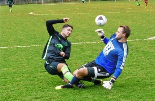 Siegsdorfs Stürmer Paul Wittmann machte viel Druck über die rechte Seite, konnte Inzells Torhüter Pirmin Gollinger aber auch „im Sitzen“ nicht überwinden. Foto  Wegscheider