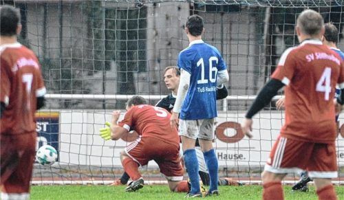 Söllhubens Marco Steinacher (Nummer 5) mit seinem Kopfballtreffer zum 1:1-Ausgleich gegen Raubling.