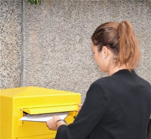 Soll der Briefkasten am Stadtplatz wegfallen (linkes Foto), um am ehemaligen Postcenter wieder einen Drive-In-Briefkasten zu bekommen? Herbert Lenhart (rechts), der seit Jahren um einen Autobriefkasten kämpft, begrüßt den Vorschlag der Post.Fotos  Grundner/Leder