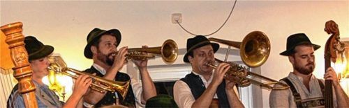 Sorgte für einen schmissigen Abend: Die Schladl-Musi.