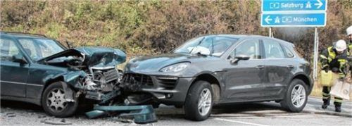 Sowohl der Fahrer des Mercedes‘ als auch des Porsches wurden bei dem Unfall leicht verletzt.Foto Reisner