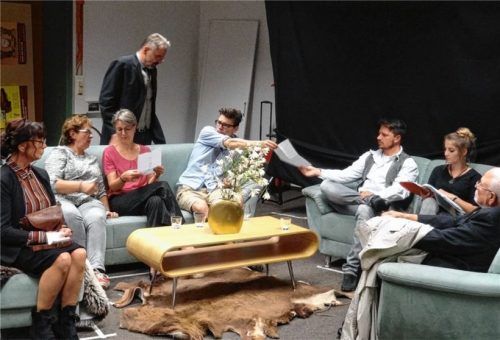 Spannung bis zum Schluss verspricht das Ensemble des Stadttheaters Waldkraiburg für das aktuelle Theaterprojekt. Die Truppe, hier bei den Proben im „Freiraum 36“, hat sich einen Krimiklassiker von Agatha Christie ausgesucht. Foto  Meier