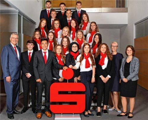 Sparkasse Rosenheim-Bad Aibling: Die Sparkasse Rosenheim-Bad Aibling begrüßt 22neue Auszubildende. Bereits am 1. August starteten die angehenden Bankkaufleute ihre Karriere. Der Vorstand, die Personal- und Ausbildungsbetreuung sowie die Mitazubis empfingen den Nachwuchs mit zwei spannenden Einführungstagen. Die Azubis können sich auf eine spannende Zeit freuen und anschließend verschiedene Weiterbildungswege verfolgen. Die drei neuen Auszubildenden zum Zimmerer bei Köhldorfner Holzbau mit Inhaber und Geschäftsführer Michael Köhldorfner (ganz rechts).