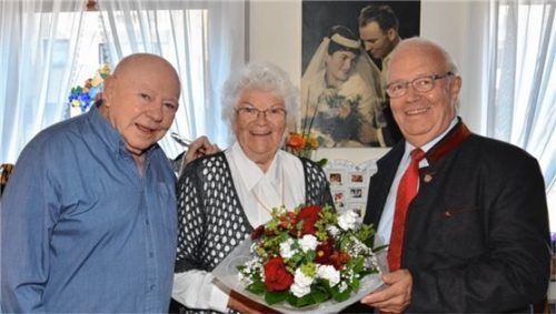 Städtische Glückwünsche: Bürgermeister Anton Heindl (rechts) überreicht dem Ehepaar Elmar und Inge Mitnacht einen Blumenstrauß. Foto Schlecker