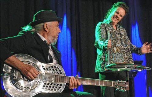 Stahlgitarre und Theremin waren die merkwürdigsten Instrumente, die Nessie Tausendschön und William Mackenzie spielten. Foto Janka