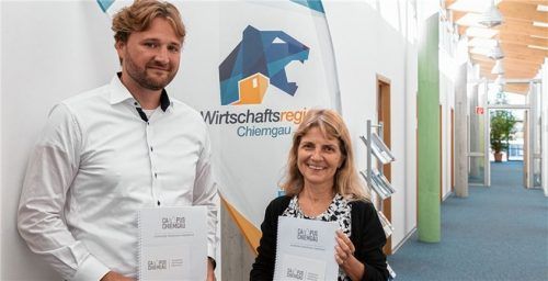 Startschuss für die neuen Weiterbildungsangebote der Technischen Hochschule Rosenheim für Unternehmen in Südostbayern: Im Pressegespräch erläuterten Professor Dr. Kai Höfig und Dr. Birgit Seeholzer, Geschäftsführerin der Traunsteiner Wirtschaftsförderung, die Hintergründe. Foto effner