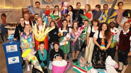 Stiftung Attl: Die Vorstände Jonas Glonnegger (Zweiter von links) und Franz Hartl (rechts) übergaben zusammen mit Karl Botzang vom Heimbeirat und Lea Grimmiger vom Werkstattrat (rechts neben den Pommes frites) an die neuen Azubis die Schultüten. Diese wurden, wie jedes Jahr, individuell von ihren Abteilungen gestaltet – mit dabei waren diesmal ein Kontrabass, ein Lama, ein Tüte Pommes oder eine Zapfsäule.